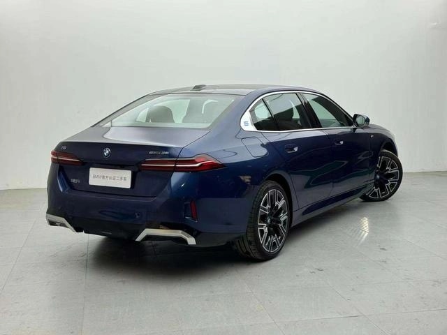 BMW i5 eDrive35L