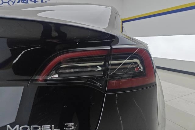 Tesla Model 3 D6