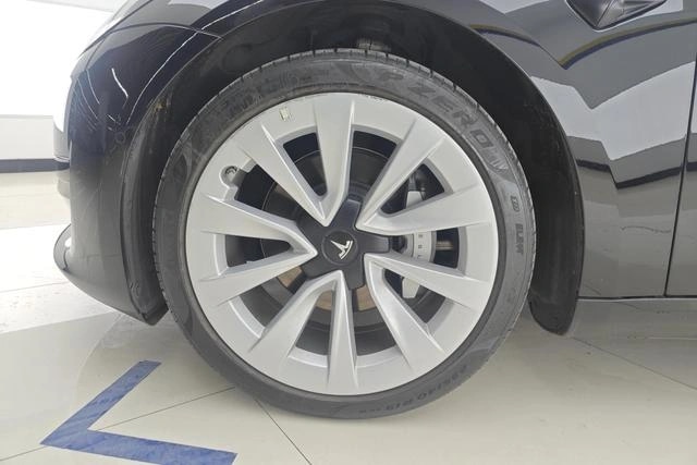 Tesla Model 3 D6