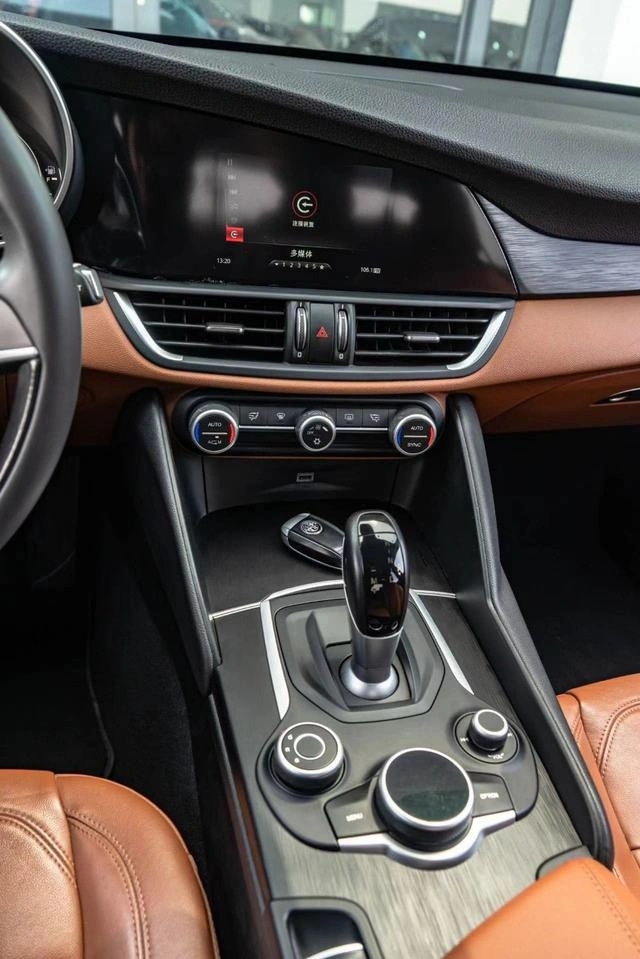 Alfa Romeo Giulia 2.0T 200HP